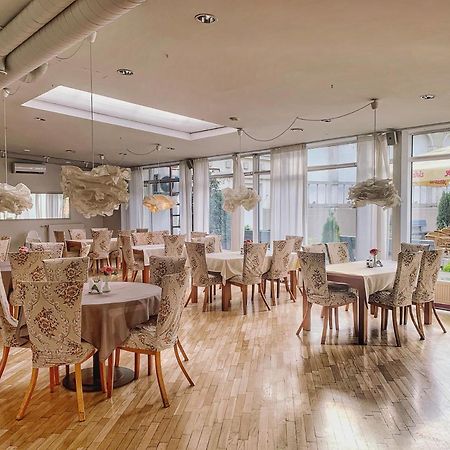 Nb Hotel With Free Parking Riga Ngoại thất bức ảnh